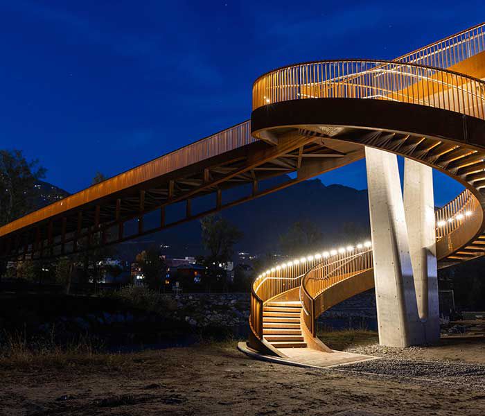 Éclairage LED des rampes et des escaliers d'un passage piéton pour des chemins sûrs la nuit