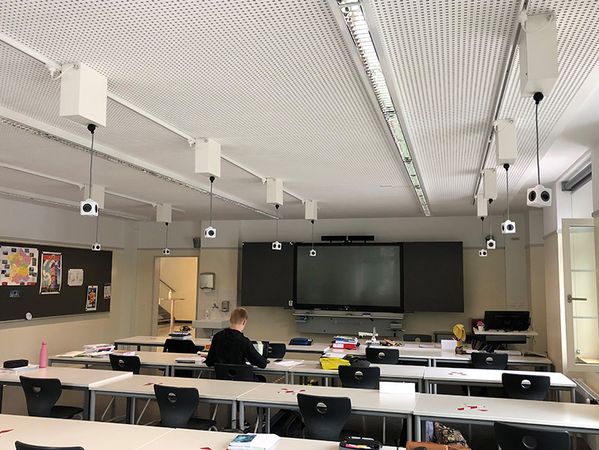 Klassenzimmer mit Zugkabelrollen an der Decke zur flexiblen Stromversorgung von Arbeitsplätzen
