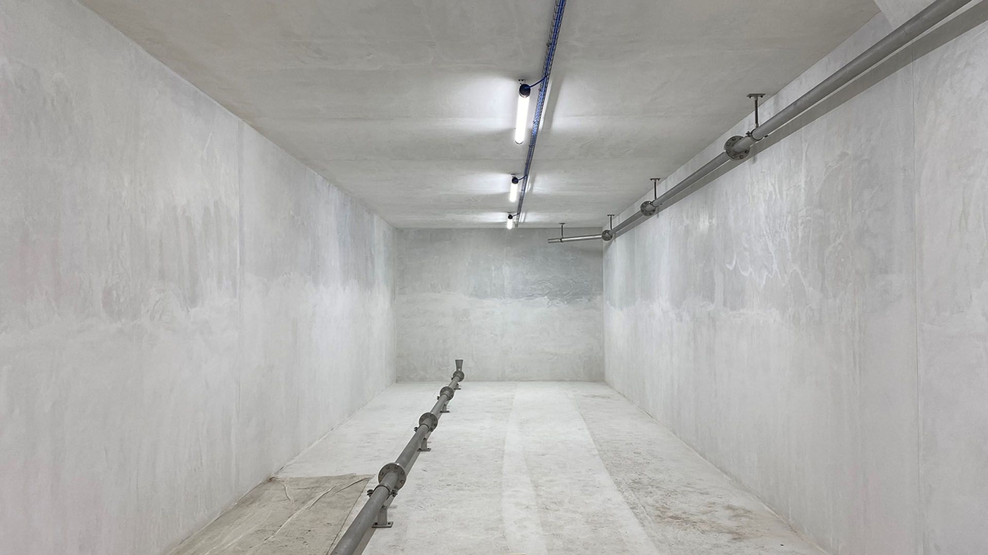 LED-Beleuchtung im leeren Wasserreservoir für sichere Kontrolle und Wartung der Wasserversorgung