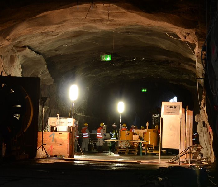 Tunnelbeleuchtung im Versuchsstollen Hagerbach mit mobilen LED Lichtsystemen für sichere Arbeiten im Baugewerbe