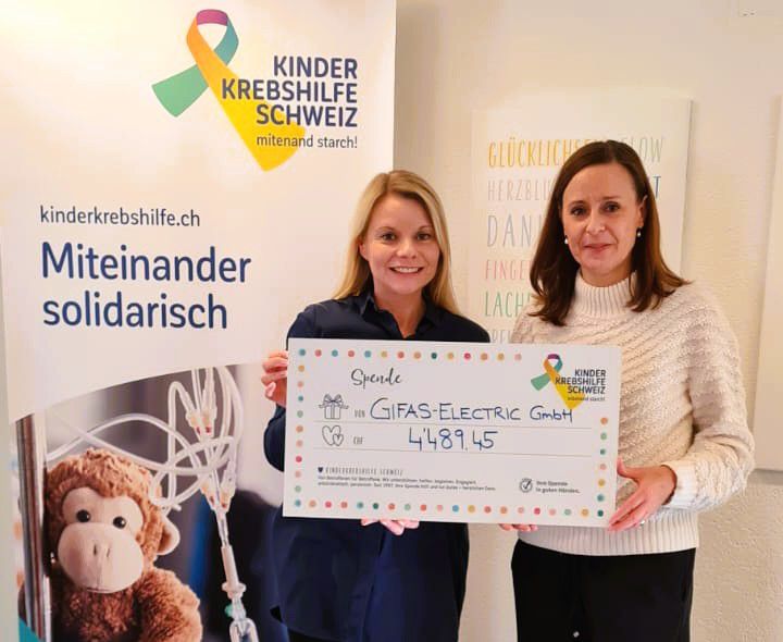 Spendenübergabe von GIFAS an die Kinderkrebshilfe Schweiz mit symbolischem Check für Unterstützung krebskranker Kinder