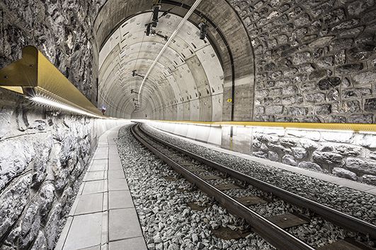 LED Lichtleiste LaneLED GFK entlang der Gleise im Glatscheras Tunnel für sichere Tunnelbeleuchtung