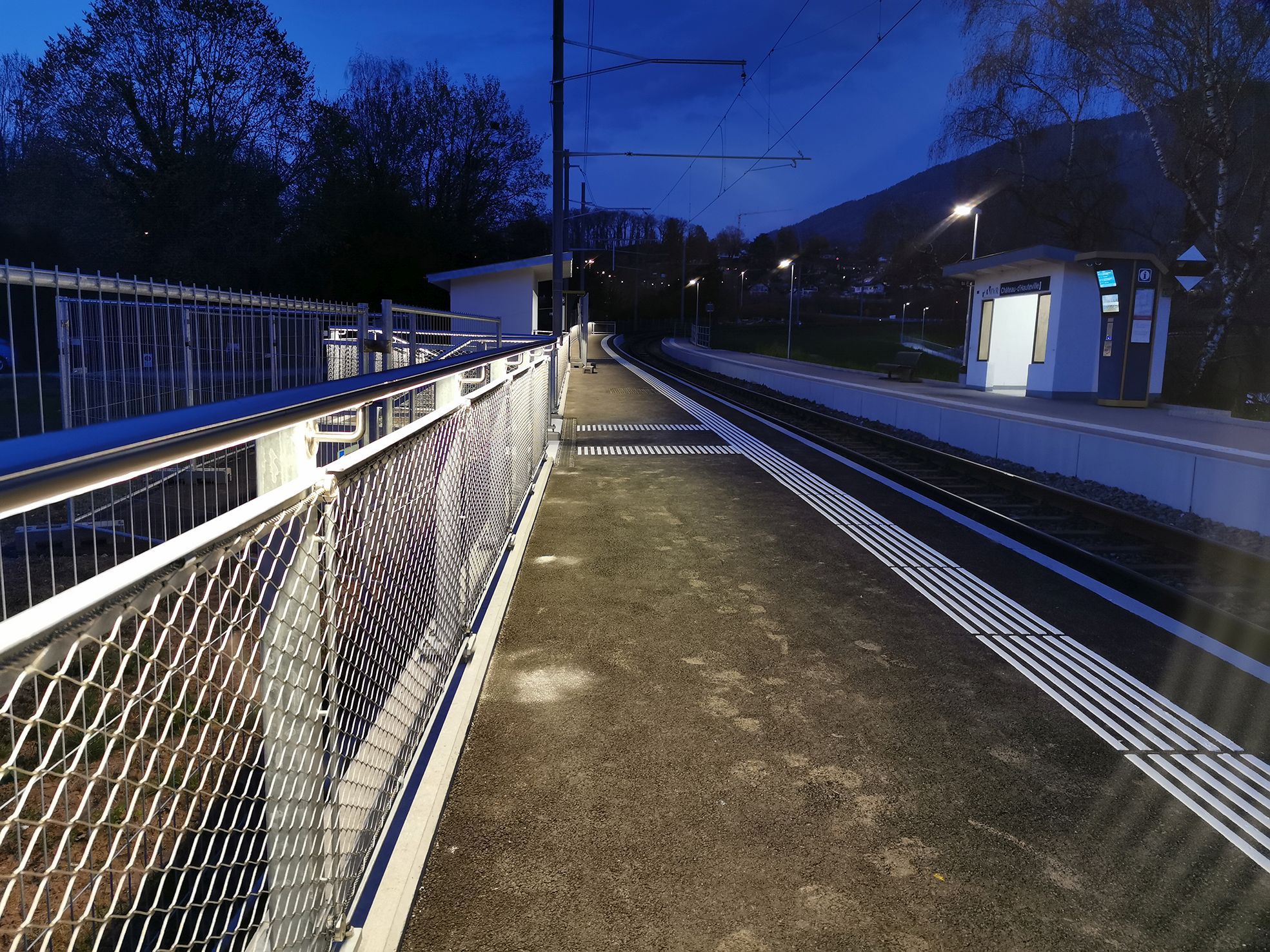 Illuminated station platform with Inox42 handrail and LED markings for safe routing in the early evening hours