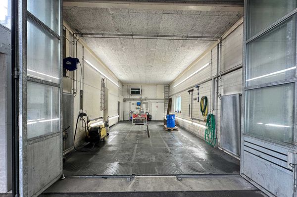 LineLED PRO 4 von GIFAS in einer Werkhalle installiert – energieeffiziente und langlebige LED-Industriebeleuchtung.