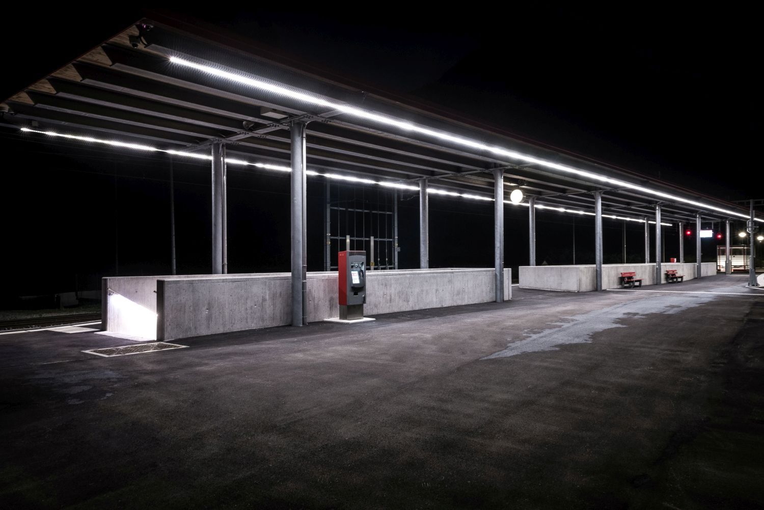 LED platform lighting with GIFAS LaneLED WALL and LaneLED INOX42 - uniform, glare-free illumination at Sembrancher station