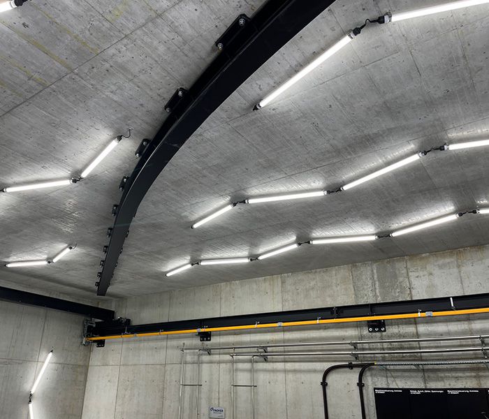 Éclairage industriel à LED comme système d'éclairage dans une infrastructure technique sur un plafond en béton