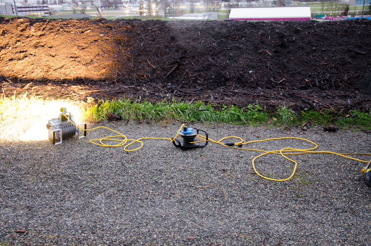 Avvolgicavo in gomma dura con prolunga gialla e luce di lavoro per uso esterno