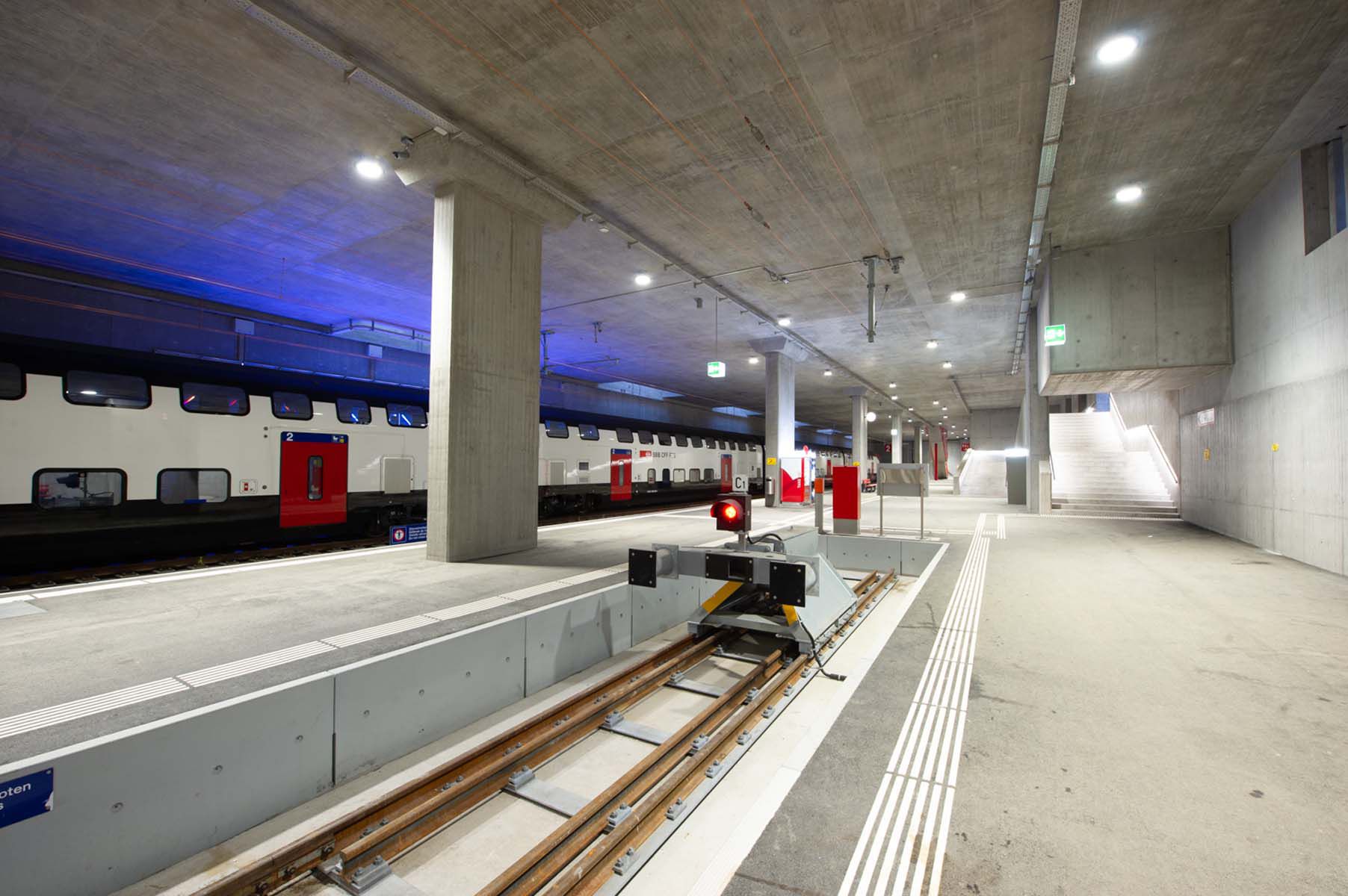 Gare éclairée avec éclairage ferroviaire moderne et système de guidage pour une orientation sûre sur les quais