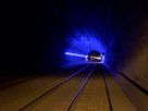LaneLED WALL in blau im ÖBB-Tunnel – LED-Lichtleiste zur klaren Signalisierung der Schutzstrecke und Verbesserung der Sicherheit im Bahnbetrieb