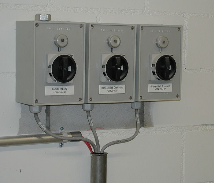 Sicherheitsschalter in der Maschinenindustrie – installierte Anlageschalter zur sicheren Stromabschaltung