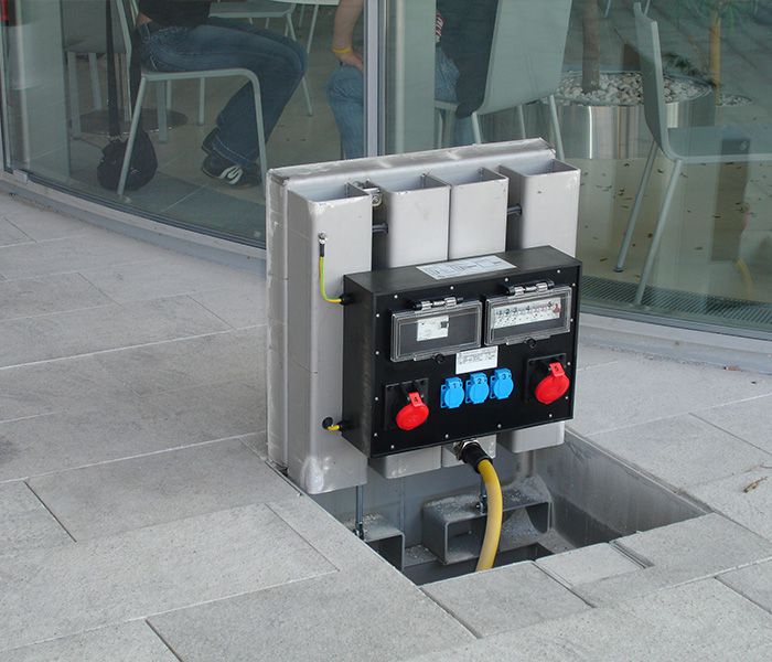 Distributeur souterrain dans un centre commercial - une alimentation électrique discrète pour des utilisations temporaires en extérieur