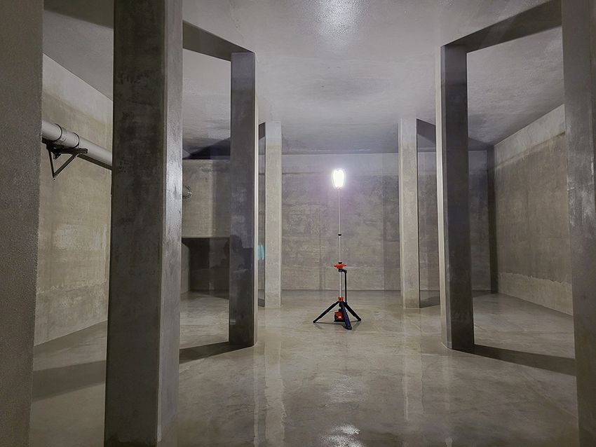 LED Arbeitslicht auf Akku-Beleuchtungsstativ PL300 zur Ausleuchtung eines Wasserreservoirs für Wartungs- und Instandhaltungsarbeiten.