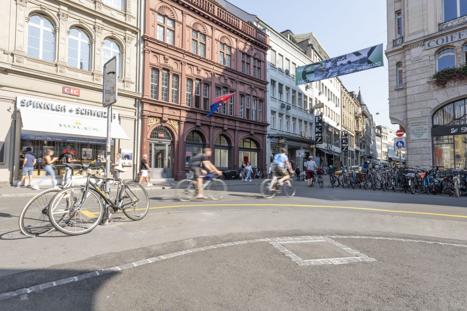 Geschlossener Unterflurverteiler am Marktplatz Basel – unauffällige Stromversorgungslösung im historischen Stadtzentrum