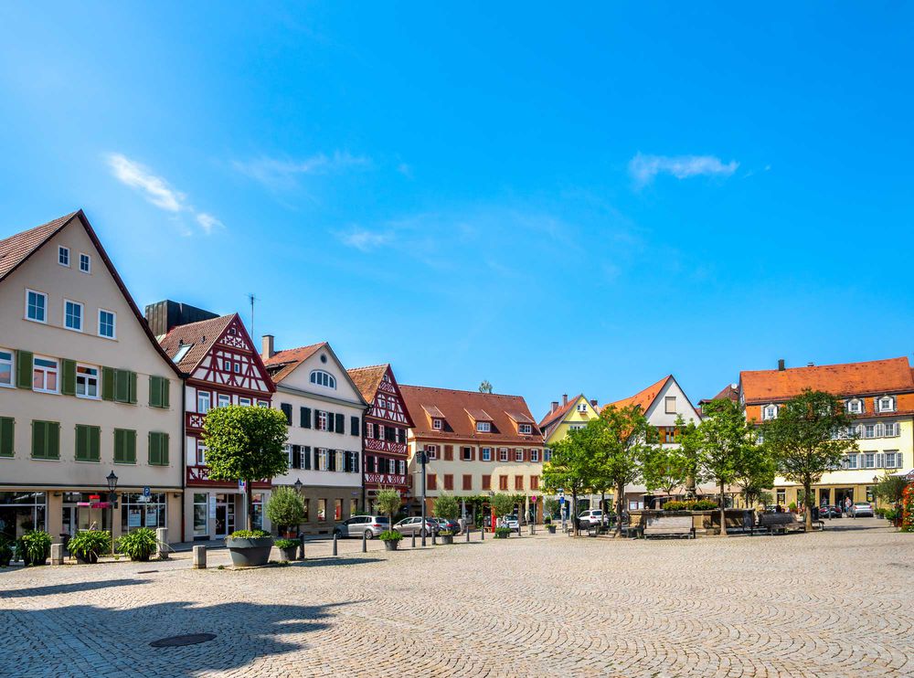 Piazza pubblica con edifici storici - uso versatile per eventi e aree ricreative