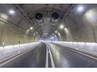 Tunnel routier avec éclairage LED continu sur les murs et le plafond pour un guidage sûr du trafic et une bonne visibilité