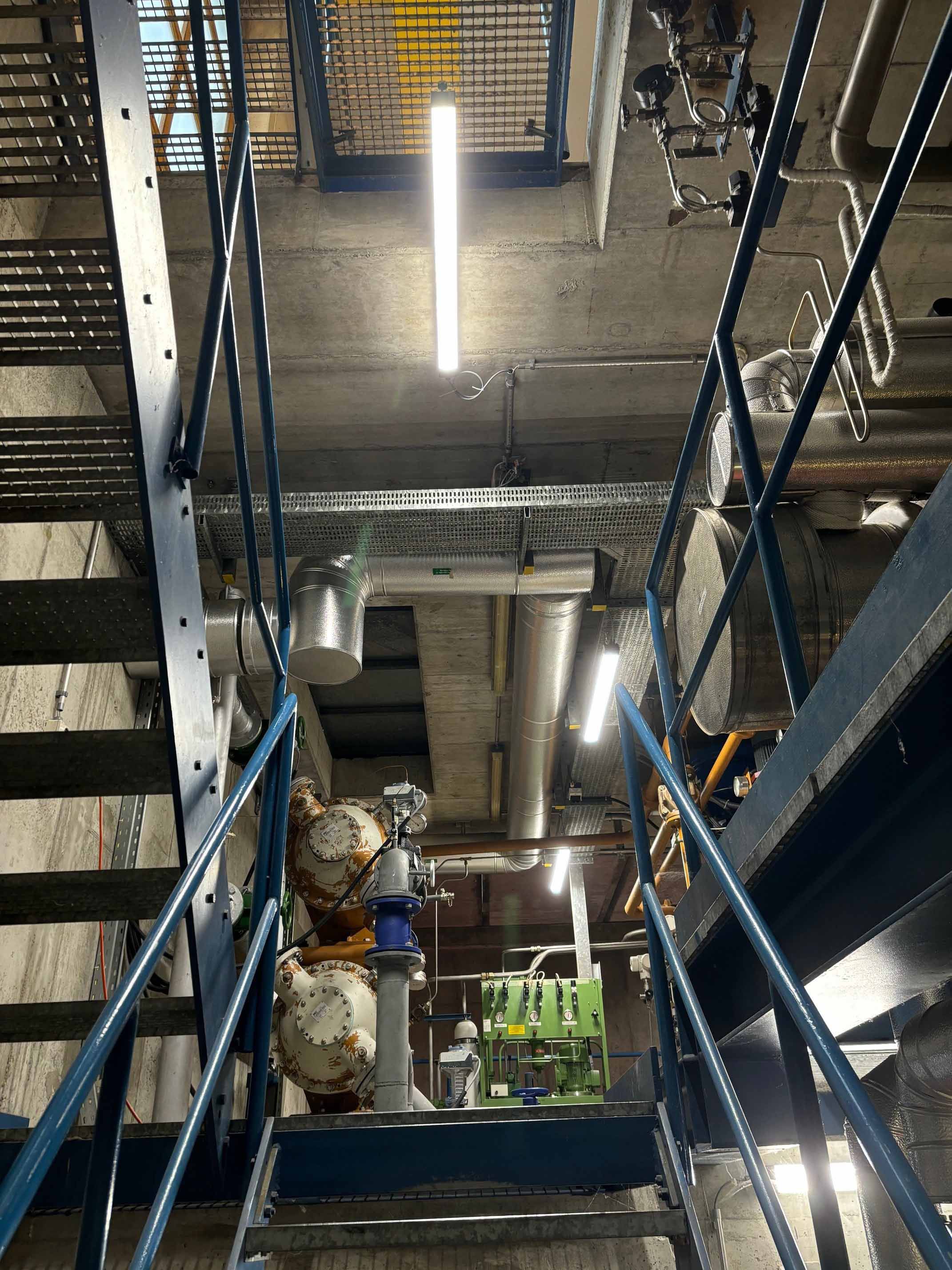 Industrieanlage mit Treppen und Podesten sowie LED-Industriebeleuchtung für sichere Wartungs- und Arbeitsbereiche