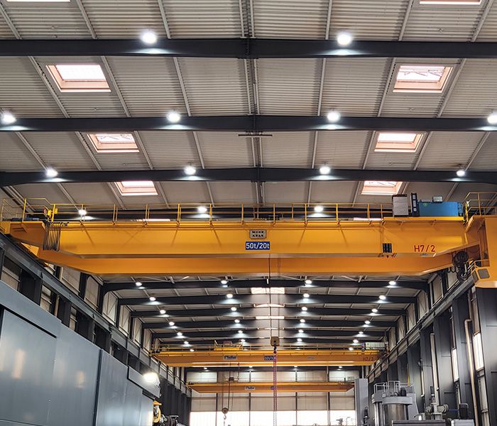 DeltaLUXX LED Hallenbeleuchtung in Industriehalle für Maschinenbau – effiziente Beleuchtung in Infrastruktur und Produktionsanlagen