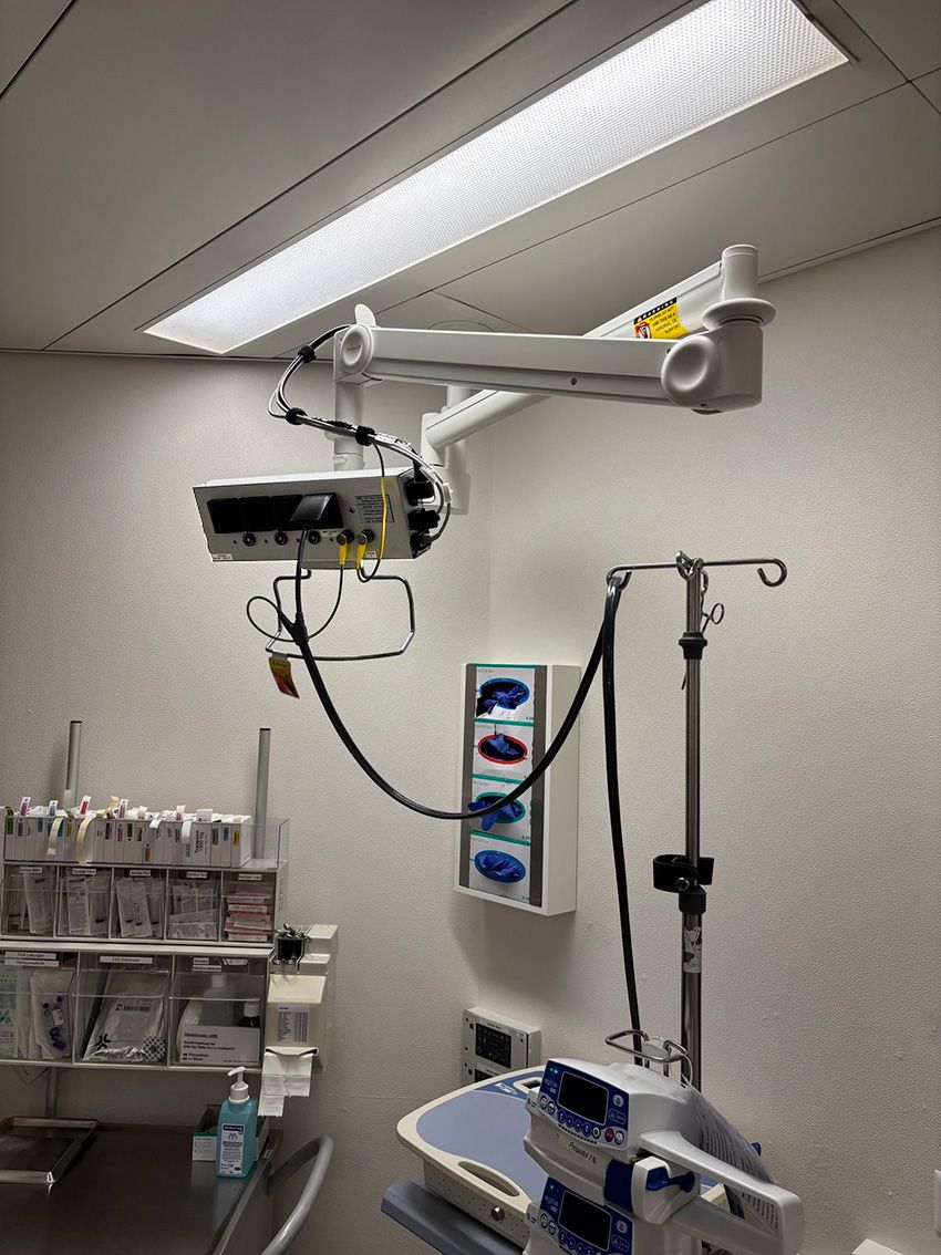 Box per ospedale di GIFAS sul braccio girevole della sala operatoria della Hirslanden Klinik St. Anna - installazione sicura e igienica al di fuori dell'area del pavimento.