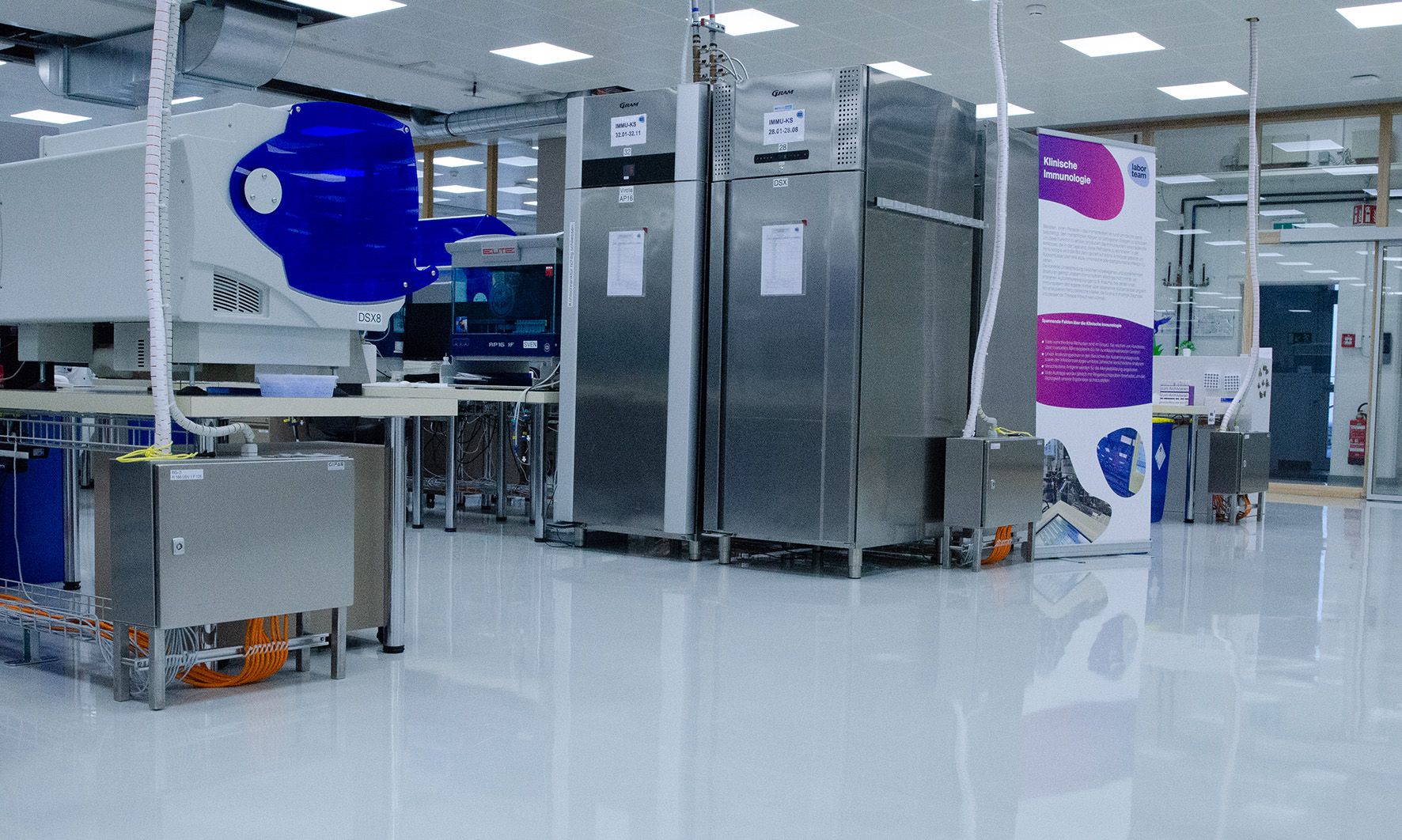 Installation industrielle du laboratoire de Goldach avec boîtes de dérivation en saillie, coffrets électriques et machines d'essai