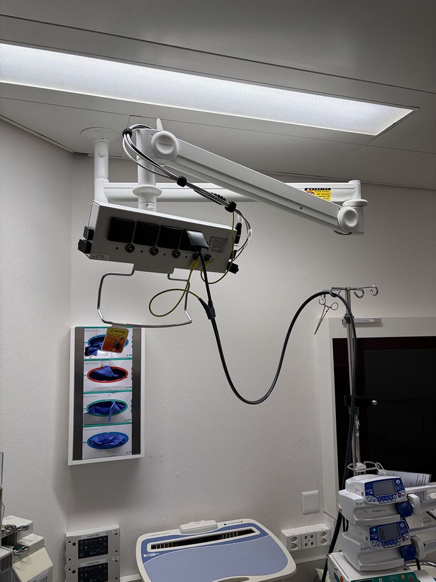 Box per ospedale di GIFAS sul braccio girevole della sala operatoria della Hirslanden Klinik St. Anna - installazione sicura e igienica al di fuori dell'area del pavimento.