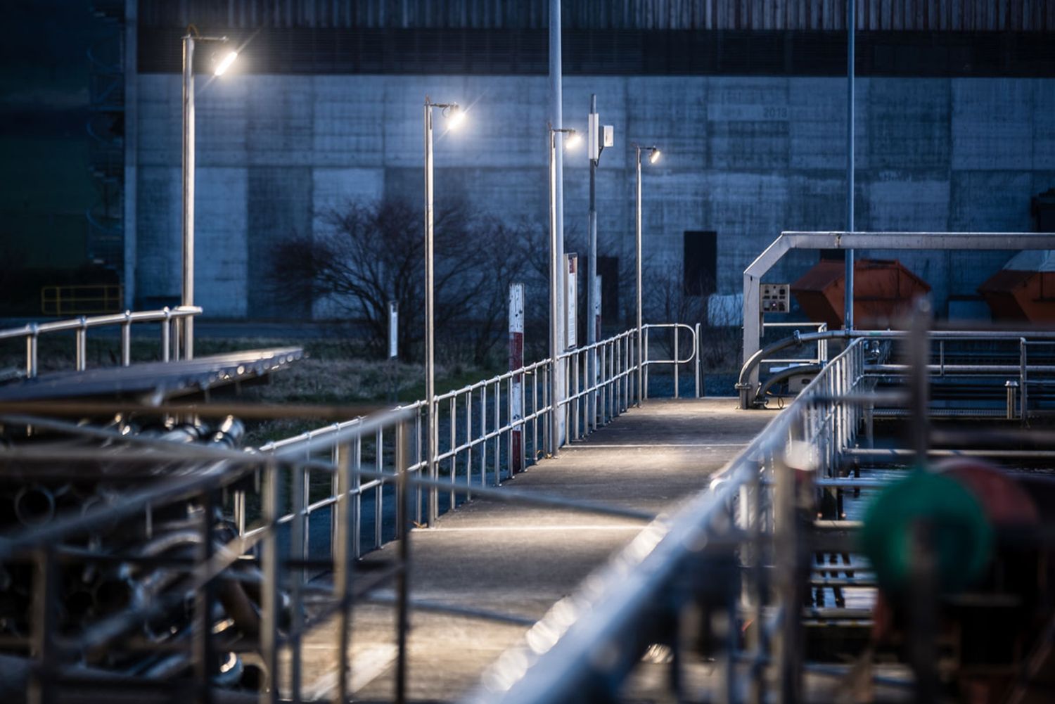 LED-Leuchten AlphaLUXX beleuchten den Arbeitsbereich in der Abwasserreinigungsanlage – sichere Beleuchtung bei Nacht