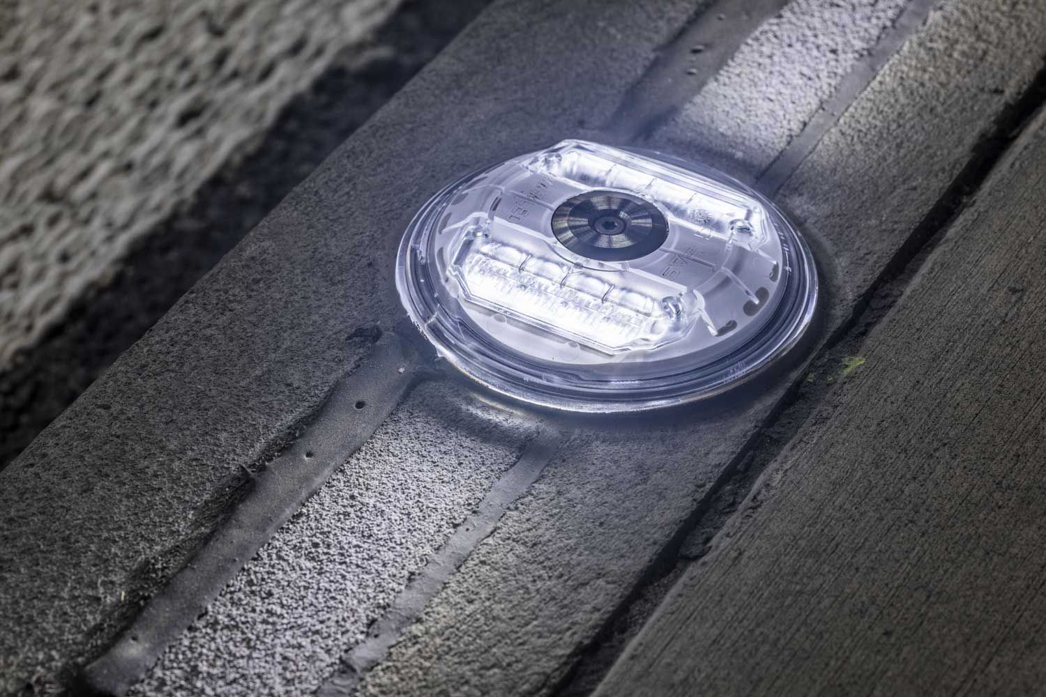 MarkLED LED-Bodenleuchte als Tunnelreflektor im Autobahntunnel Schaffhausen – präzise Lichtführung für maximale Verkehrssicherheit