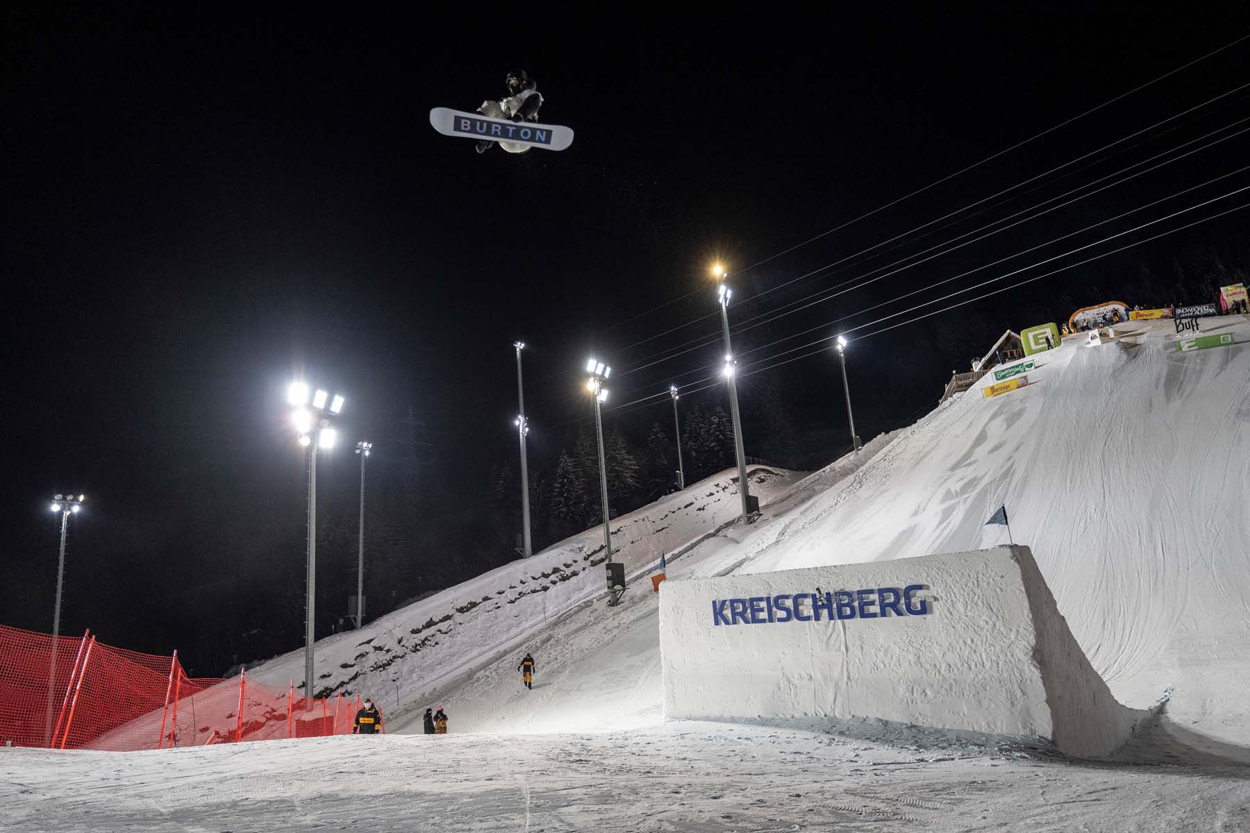 Beleuchtete Skipiste bei Nacht mit leistungsstarker LED-Beleuchtung für Events und sicheren Bergbahnbetrieb