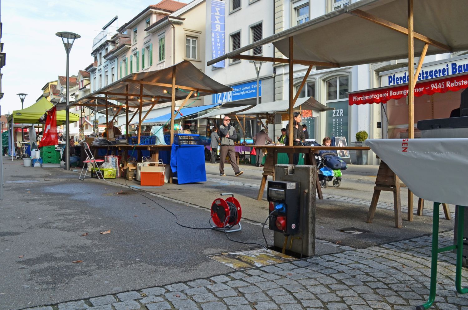 Distributore a pavimento al mercato di Rheineck: alimentazione sicura per bancarelle ed eventi