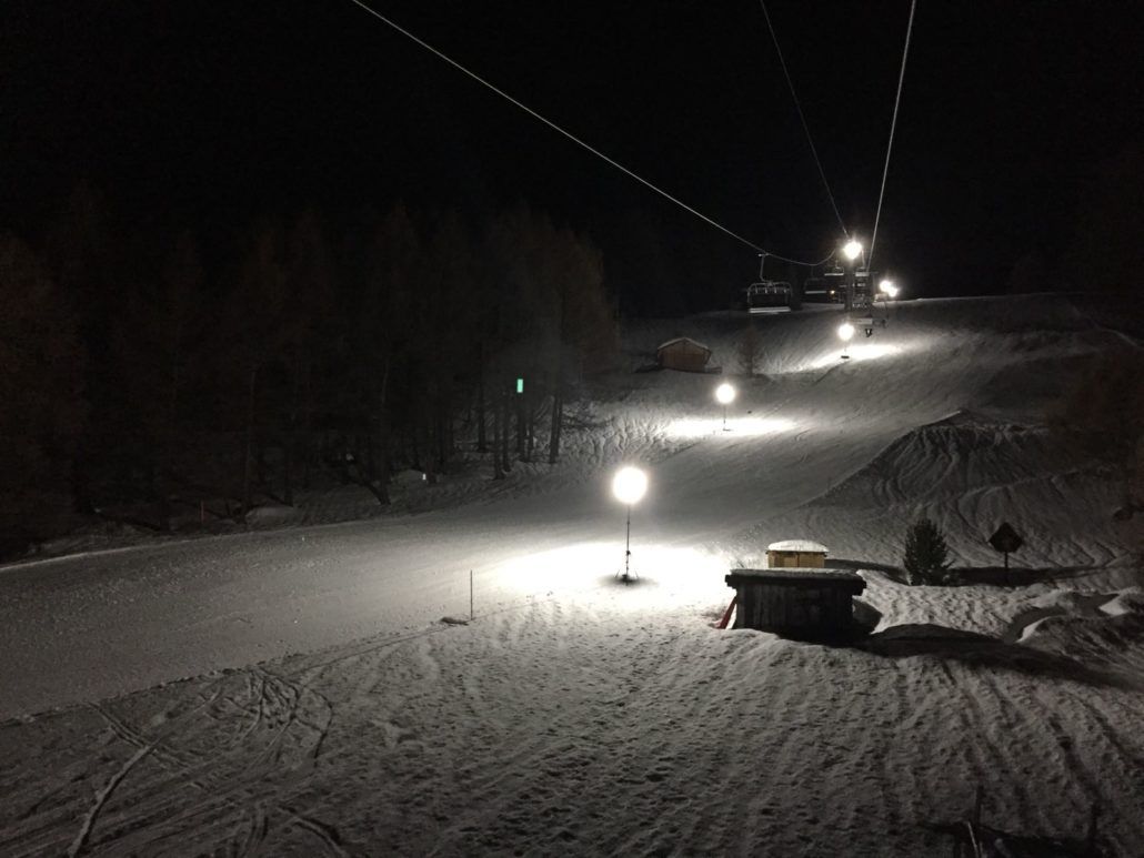 I faretti ApolloLED illuminano la pista da sci di Eischoll in modo luminoso e uniforme - un'illuminazione LED sicura per il funzionamento notturno in inverno