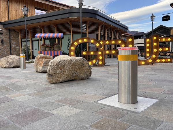 Borne escamotable pour le contrôle d'accès à une place publique avec dispositifs de signalisation lumineux