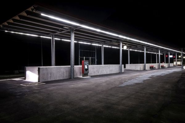 LED platform lighting with GIFAS LaneLED WALL and LaneLED INOX42 - uniform, glare-free illumination at Sembrancher station