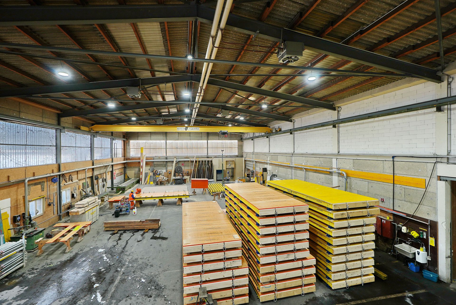 Illuminazione a LED in un capannone industriale con illuminazione uniforme delle aree di lavoro e di produzione