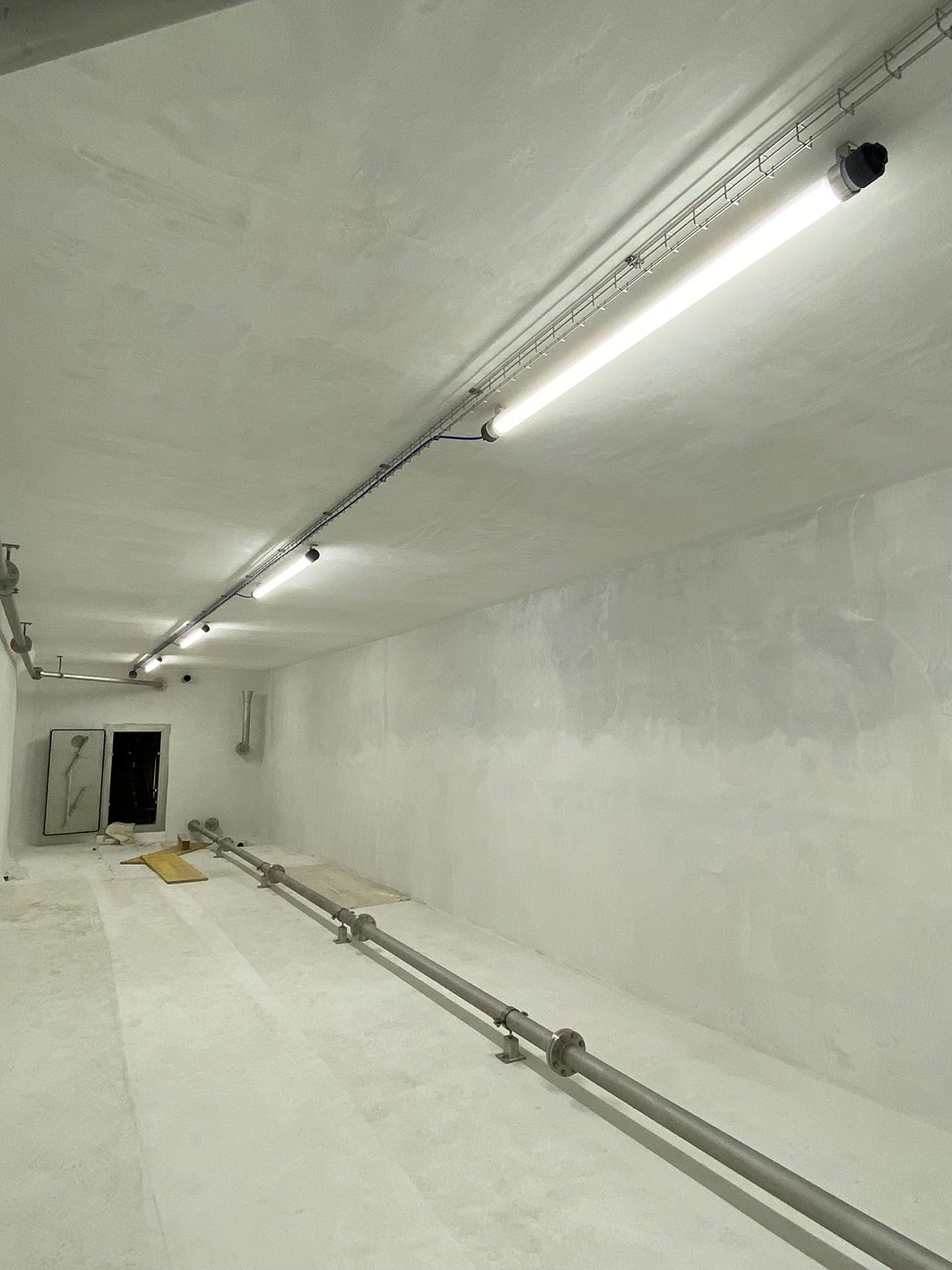LED-Lichtleiste im Wasserreservoir sorgt für sichere Ausleuchtung bei Wartungsarbeiten der Wasserversorgung