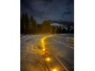 Percorso innevato di notte con RoadLED per una guida chiara e una maggiore sicurezza
