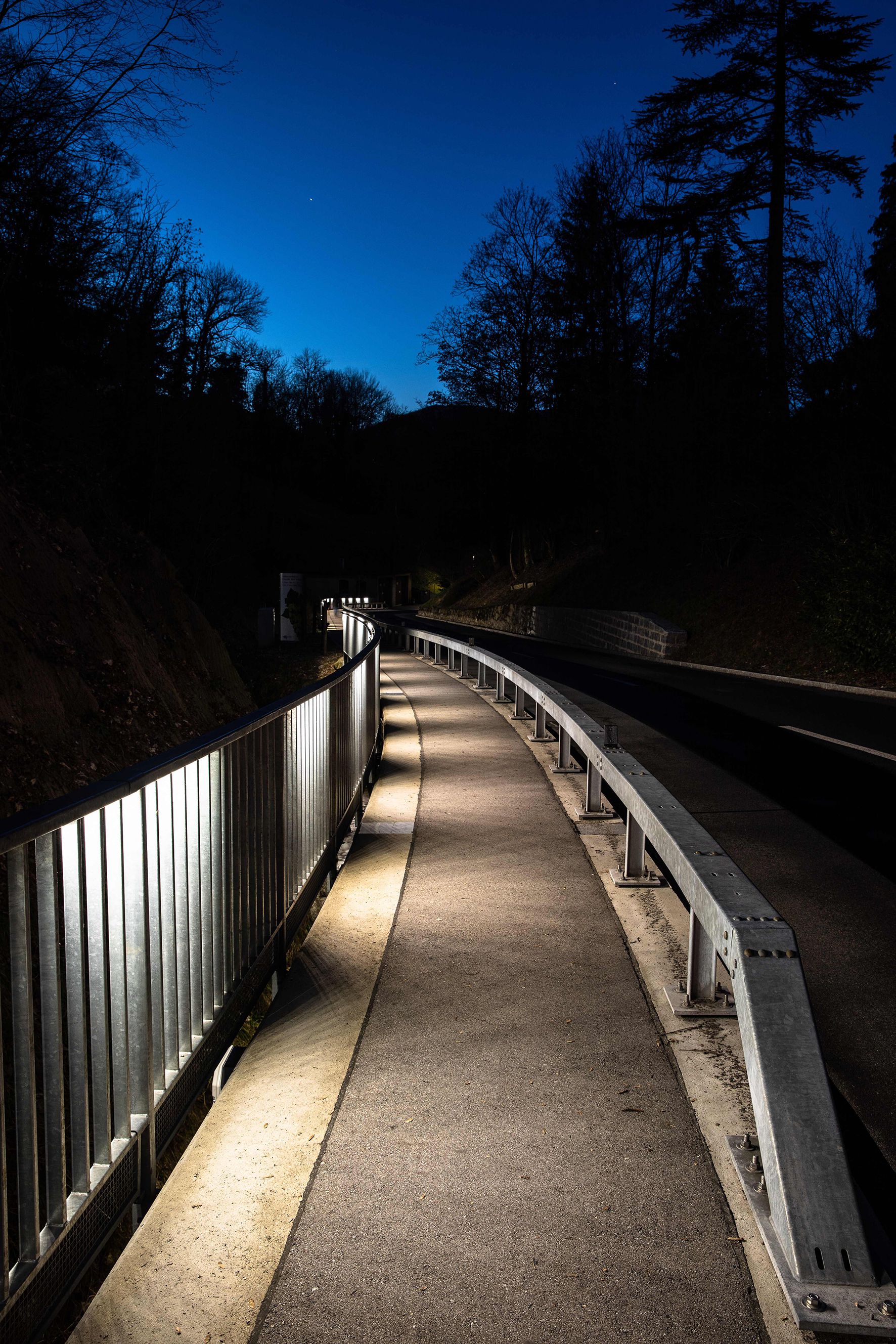 Sistema di guida a LED LaneLED lungo un sentiero pedonale e ciclabile con illuminazione notturna uniforme