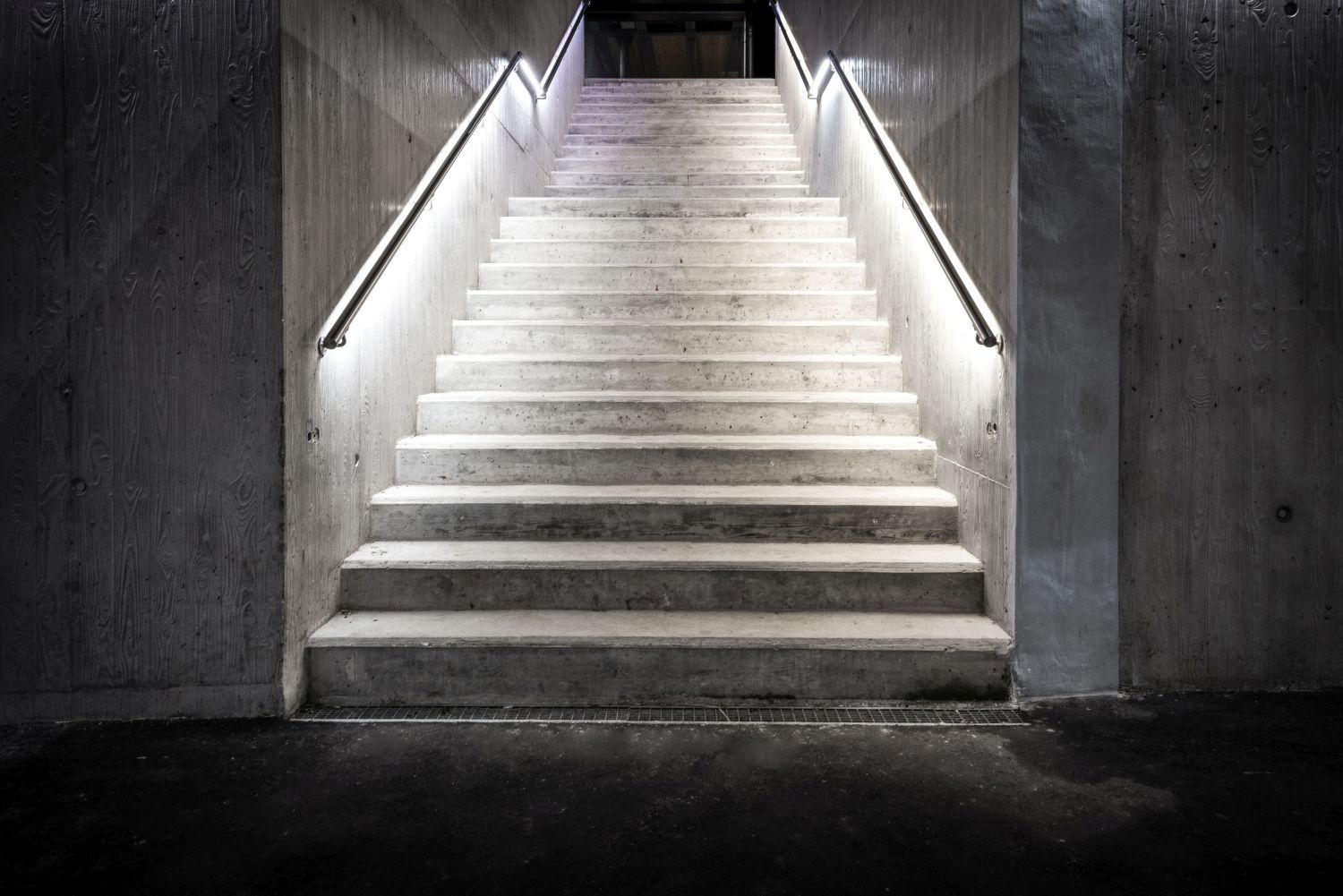 Staircase lighting with GIFAS LaneLED WALL and LaneLED INOX42 - safe and modern illumination of the stairs at Sembrancher station