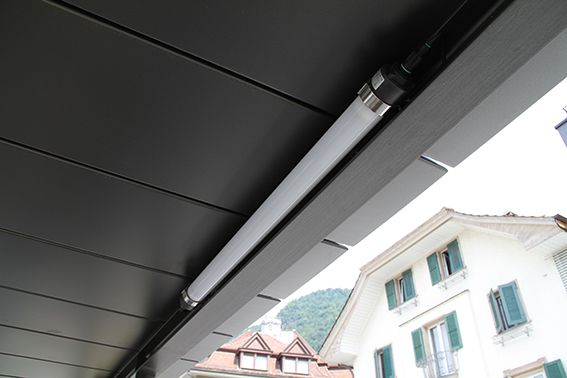 StreamLED 2 sotto il tetto di una fermata dell'autobus per un'illuminazione uniforme ed efficiente negli spazi pubblici