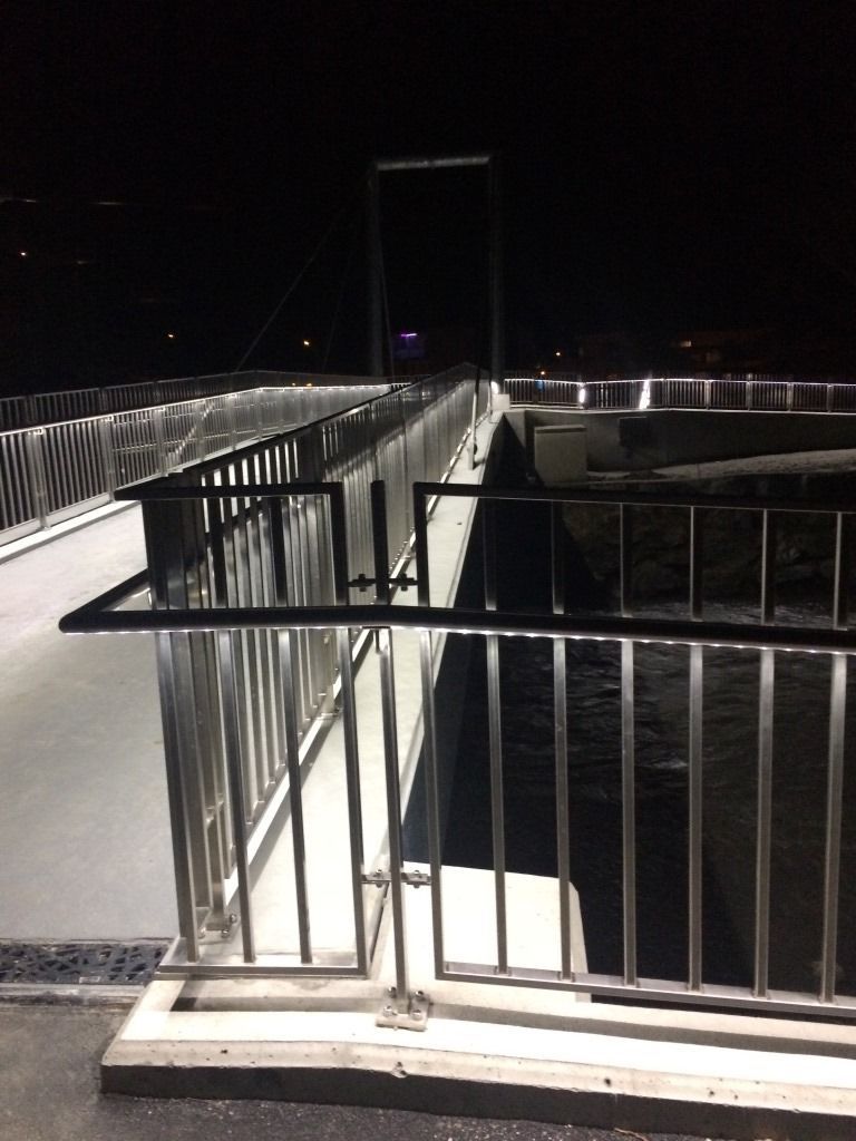 La ringhiera Inox42 con illuminazione LED integrata garantisce percorsi sicuri e illuminati in modo uniforme