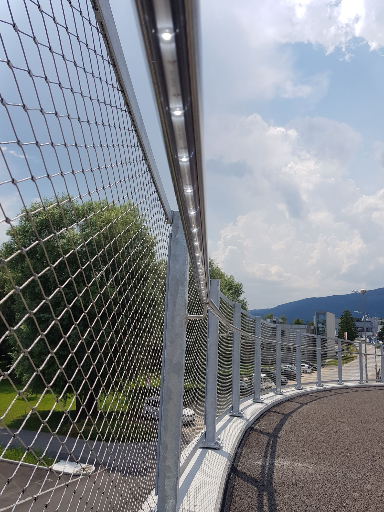 Rampe pour vélos avec main courante LED intégrée et filet de sécurité - éclairage moderne et sûr pour l'infrastructure des pistes cyclables