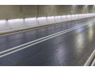 Tunnel routier avec éclairage LED continu le long des parois pour un guidage sûr de la voie et une bonne visibilité