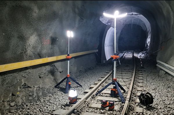 Mehrere G-Comin Arbeitsleuchten von GIFAS im Tunnel – mobile LED-Beleuchtung sorgt für sichere Arbeitsbedingungen im Untergrund