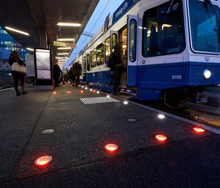 Luminaires de sol à LED pour l'éclairage des quais d'un arrêt de transport public avec arrivée d'un tramway pour une orientation sûre sur le quai