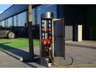 Geöffnete Energiesäule mit integrierten Steckdosen und Stromverteilung für den Einsatz im öffentlichen Aussenbereich
