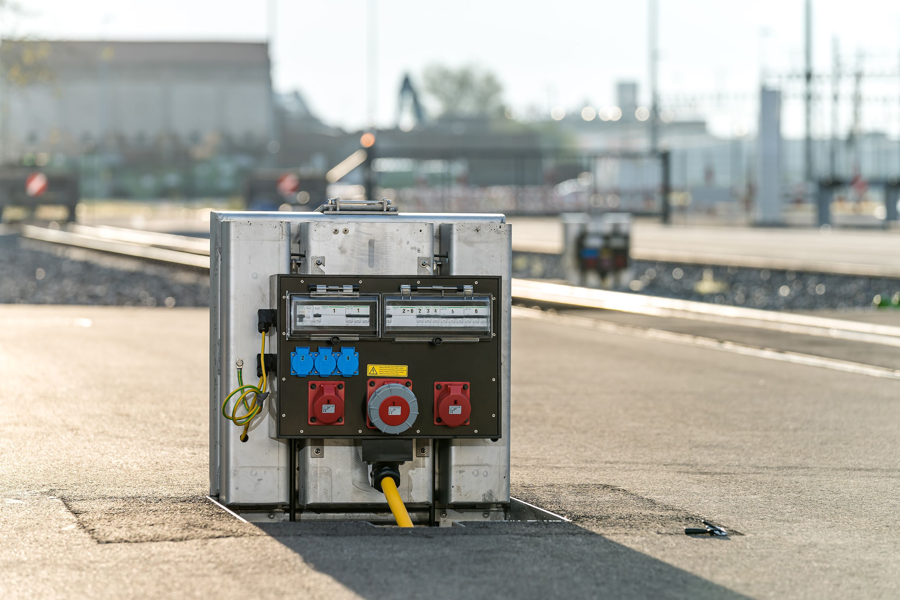 Underfloor distribution system at Stadler Rheintal AG in St. Margrethen - robust power supply solution for industrial and factory premises