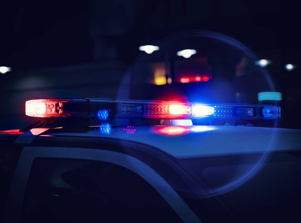 Veicolo della polizia con luce blu attiva durante un'operazione - illuminazione di sicurezza per la polizia e i servizi di emergenza