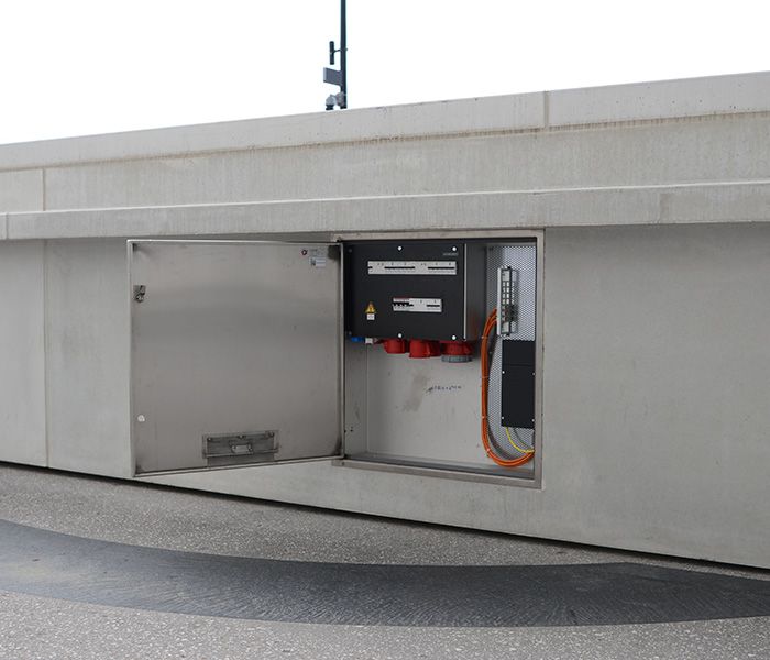 UP-Dose aus Edelstahl in Betonwand – integrierte Stromversorgung für öffentliche Plätze und Arenen