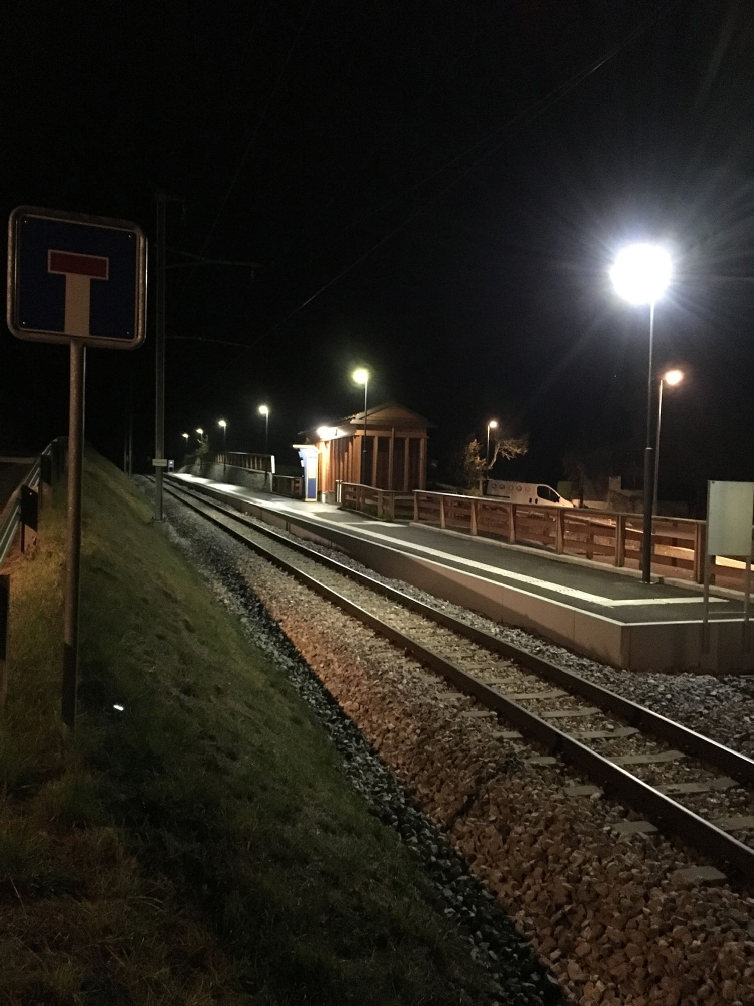 LED-Bahnhofsbeleuchtung bei Nacht – energieeffiziente Ausleuchtung des Bahnsteigs mit GIFAS STREETLED CUBE Leuchten