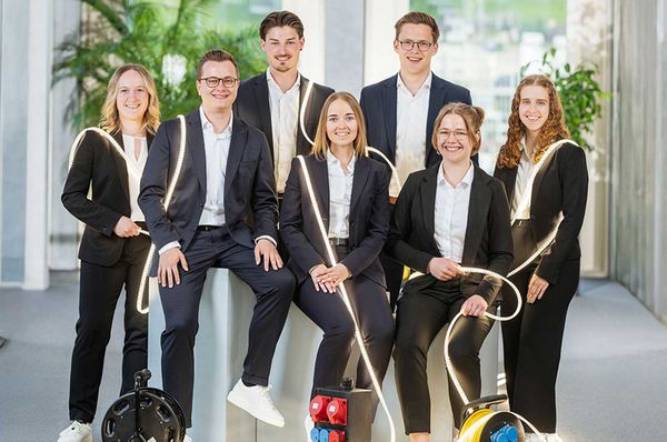 GIFAS Projektteam mit Lichtinstallationen und Produkten aus der Stromverteilung – Gruppenfoto beim Young Leader Award.