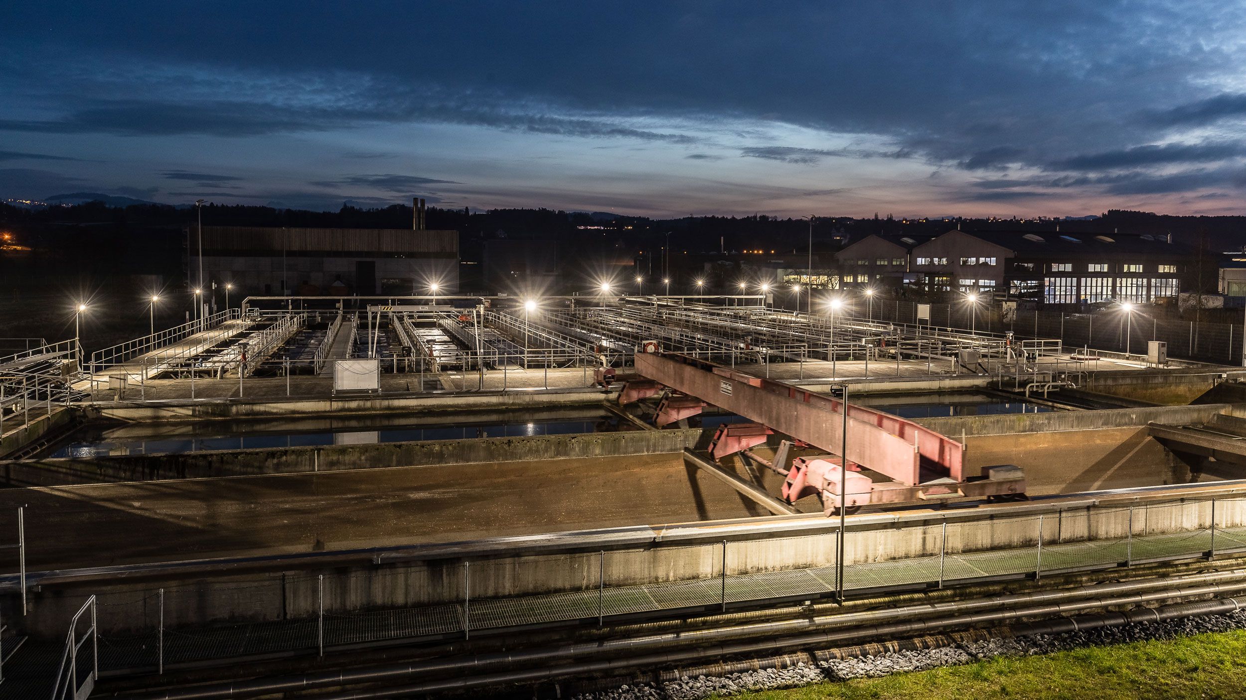 AlphaLUXX LED-Leuchten beleuchten die Abwasserreinigungsanlage Morgental effizient und sorgen für sichere Arbeitsbedingungen