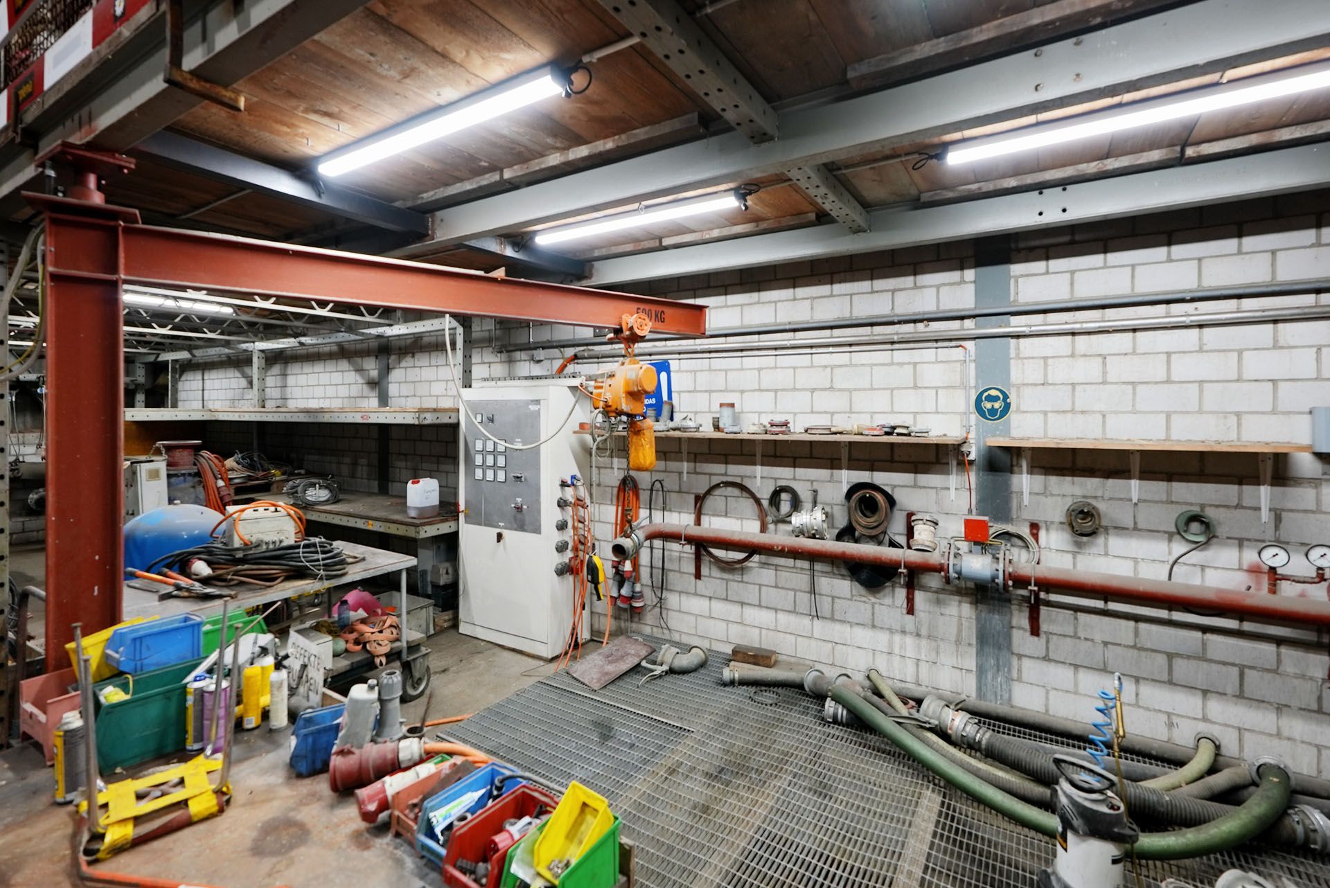 Illuminazione LED del capannone in un'area di lavoro industriale con illuminazione uniforme dell'officina e del locale tecnico